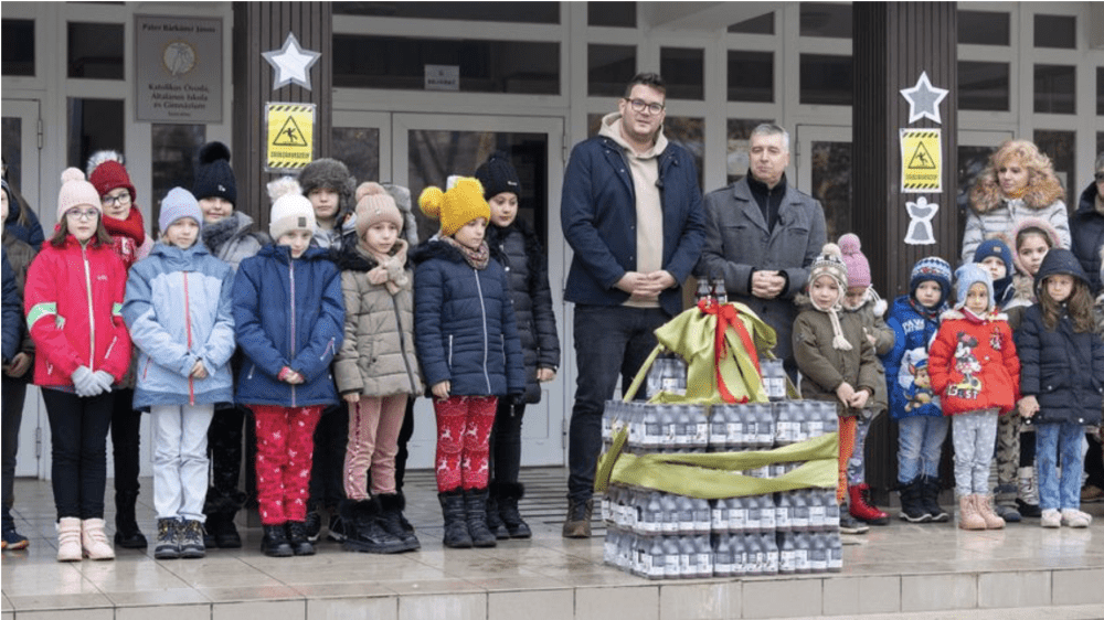 Funky Forest 100%-os préslevek és smoothiek -Szécsényi iskolák kaptak ajándékot