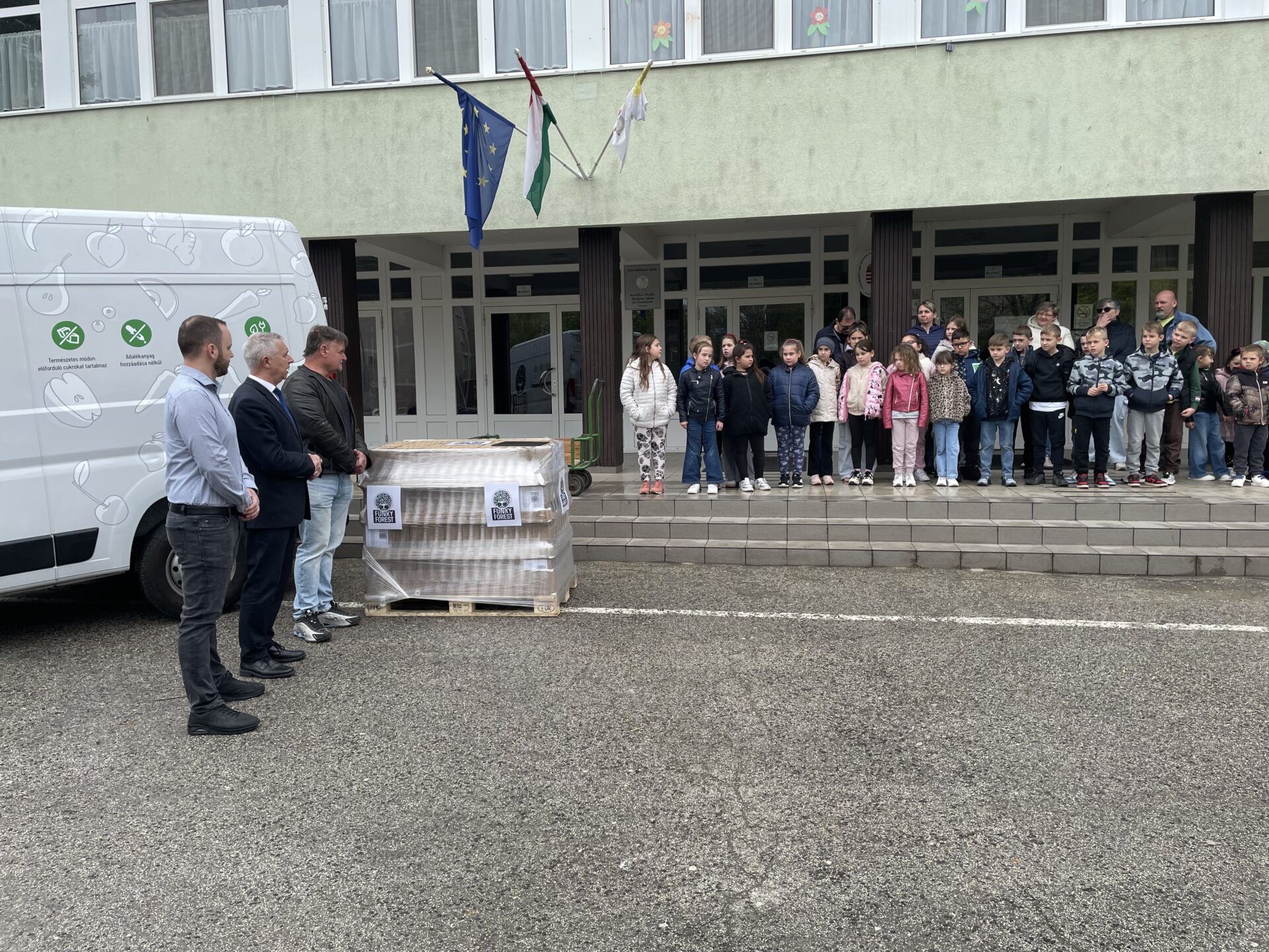 Szécsény, a második otthonunk, a Funky Forest rendszeresen adományoz 100%os présleveket a helyi oktatsi intézményeknek.